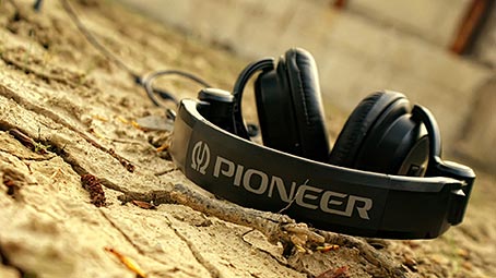 headphones-background